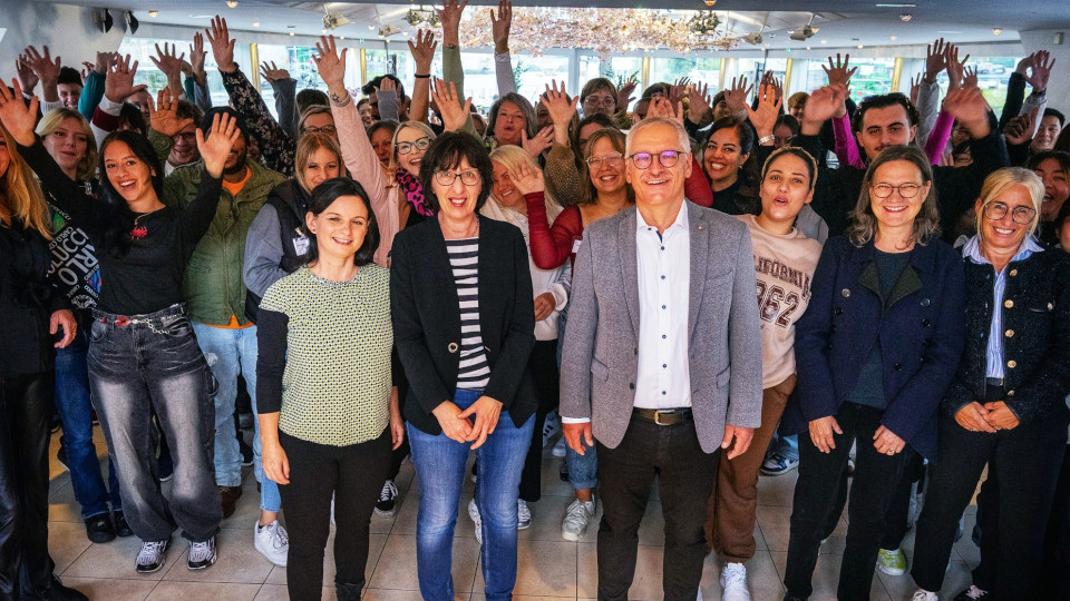 Diözesan-Caritasdirektor Michael Weißmann (vorne rechts), Mechthild Hattemer, Geschäftsführerin der Caritas Wohnen und Pflege gGmbH (v. Mi.), und Silvia Haseneder, Referentin für die Ausbildung (v.li.), gemeinsam mit den Auszubildenden in der Pflege auf der Kristallprinzessin beim Azubitag im Herbst 2024.