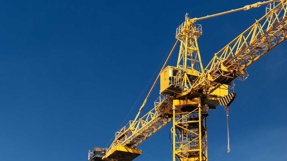 Symbolbild: Kran verharrt auf der Stelle