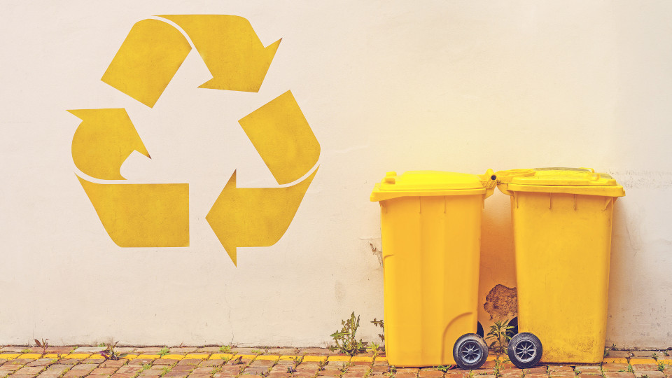 Symbolbild: Zwei gelbe Tonnen stehen auf der Straße