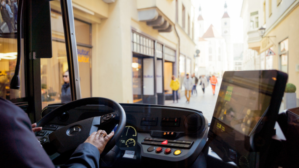 Busfahrer fährt durch die Regensburger Innenstadt