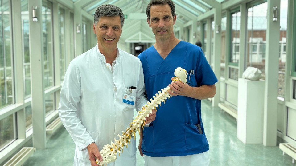 Prof. Dr. Dr. Volker Alt (li.) und Prof. Dr. Frank Hanses schaffen zusammen mit anderen Fachbereichen des UKR ein umfassendes Behandlungsangebot für Patienten mit komplexen Infektionen des Bewegungsapparates.