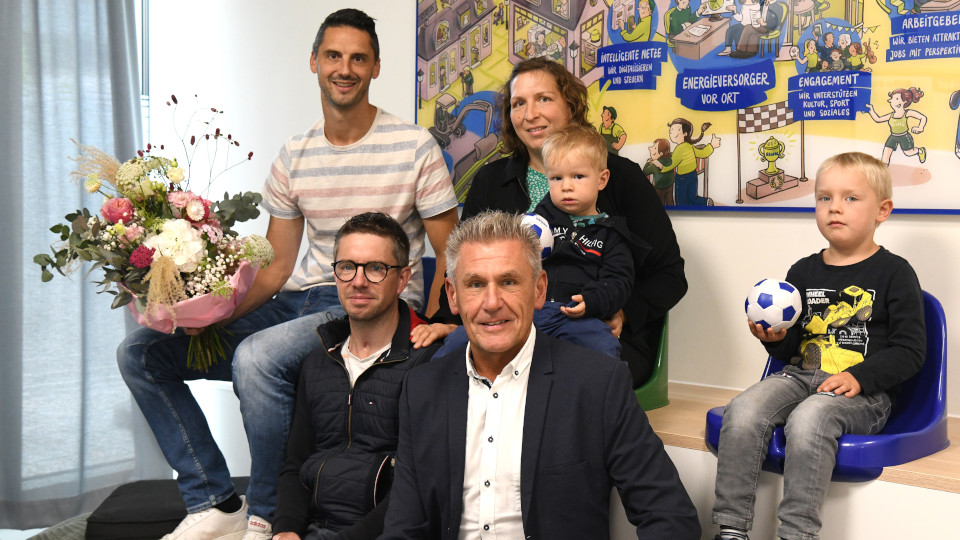 Thomas Kleinert, Konzernbetriebsratsvorsitzender das Stadtwerk.Regensburg mit Tochtergesellschaften (ganz vorne), und Markus Fichtl, stellvertretender Betriebsratsvorsitzender der REWAG und Regensburg Netz (ganz links), mit Familie Fichtner.