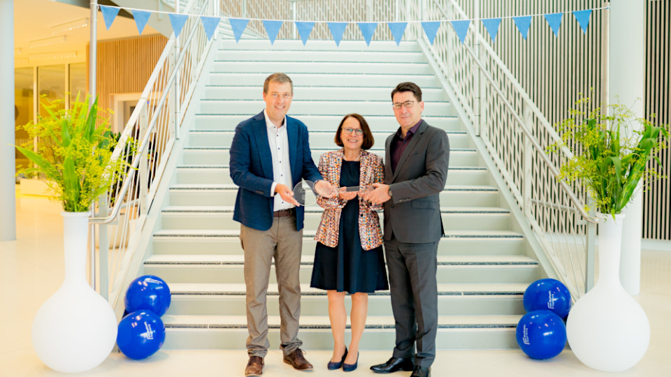 Offizielle Schlüsselübergabe: Stephan Leissle, Benisch Architekten, Oberbürgermeisterin Stadt Regensburg, Gertrud Maltz-Schwarzfischer, Geschäftsführer das Stadtwerk.Regensburg, Manfred Koller.