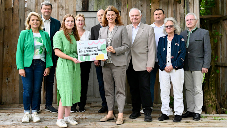 Gruppenfoto der neun Projektträger mit Landrätin im Haus Hermannsberg.