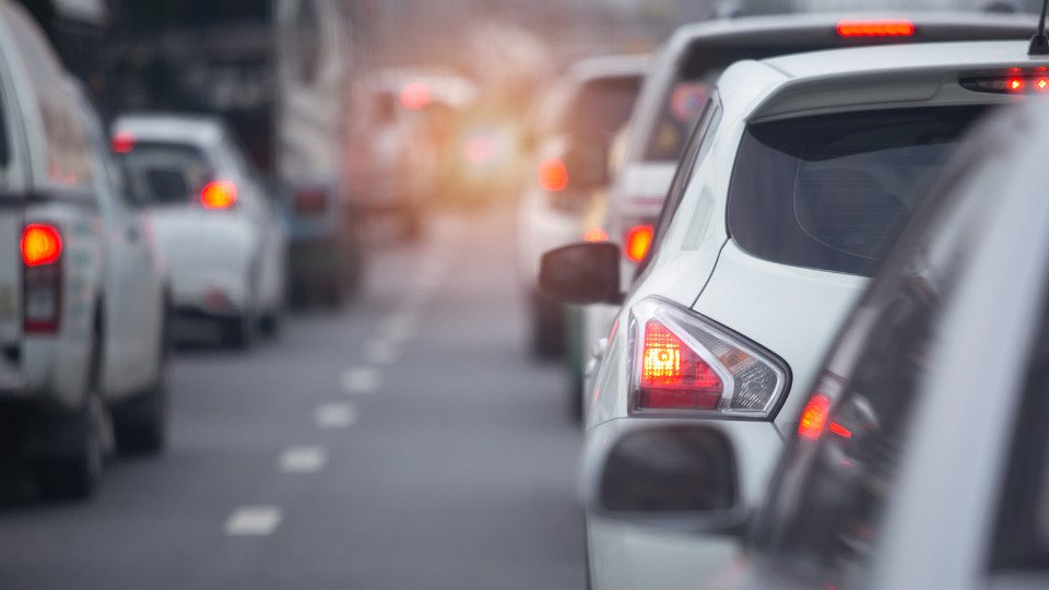 Symbolbild: Autos stehen im Stau