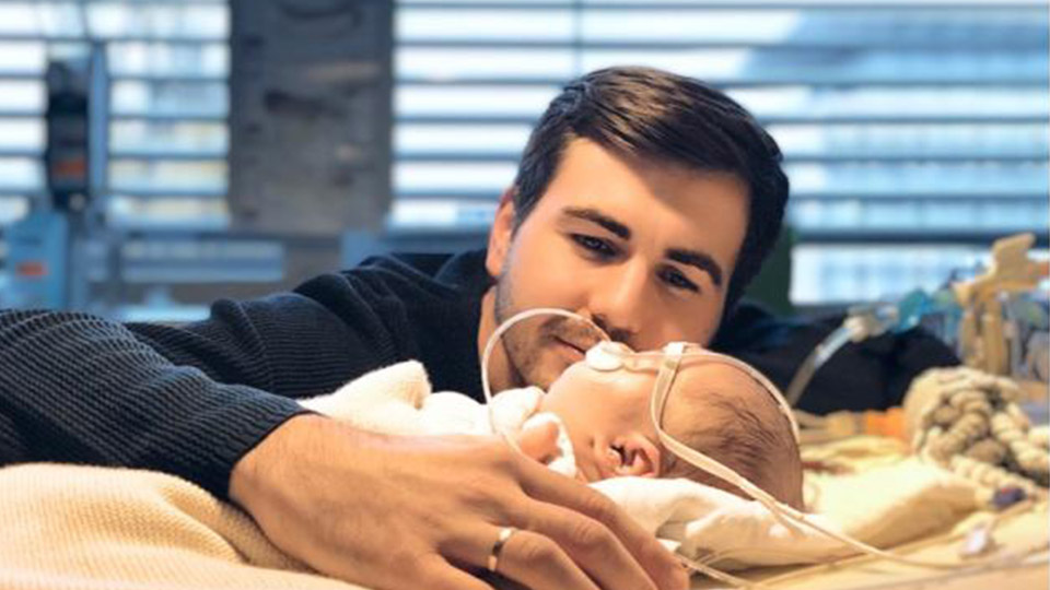 Social Start-up-Gründer Stefan Böttinger mit seinem Sohn