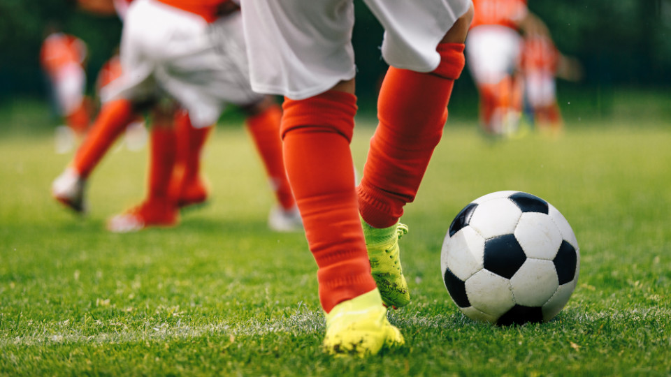 Symbolbild: Junge auf dem Fußballfeld