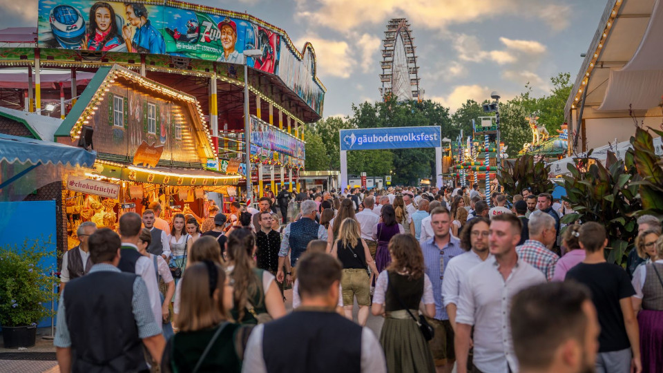 Menschen auf dem Gäubodenvolksfest