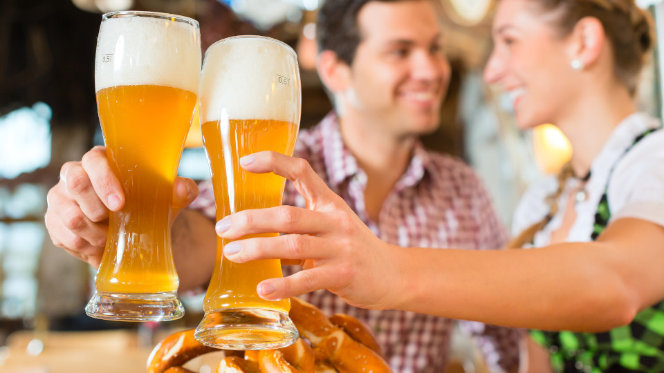 Symbolbild: Paar trinkt Bier