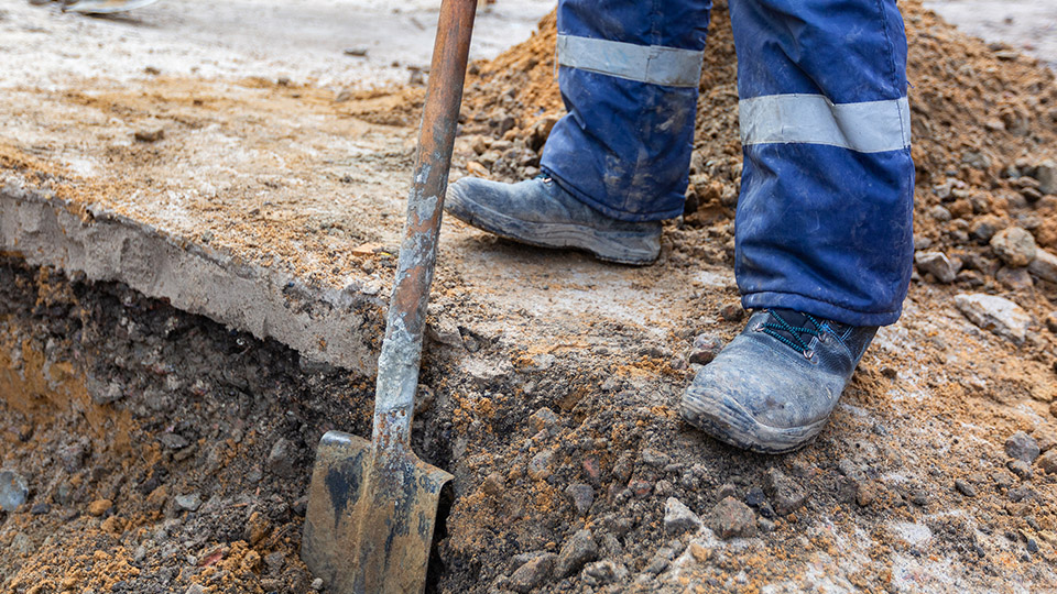 Bauarbeiten: Arbeiter mit Schaufel