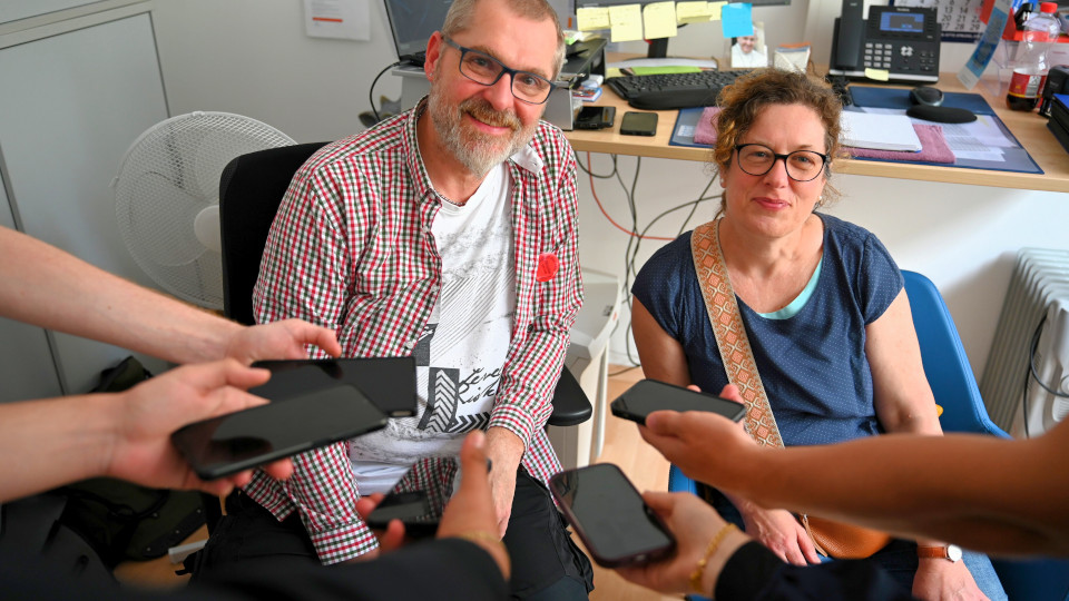 Lehrerin Ramona Schlütsmeier besuchte mit ihrer Ethikklasse der Förderberufsschule St. Michael den Caritasmitarbeiter Christian Hierold im Innenstadtbüro und informiert sich über das Projekt „SecondHandy".