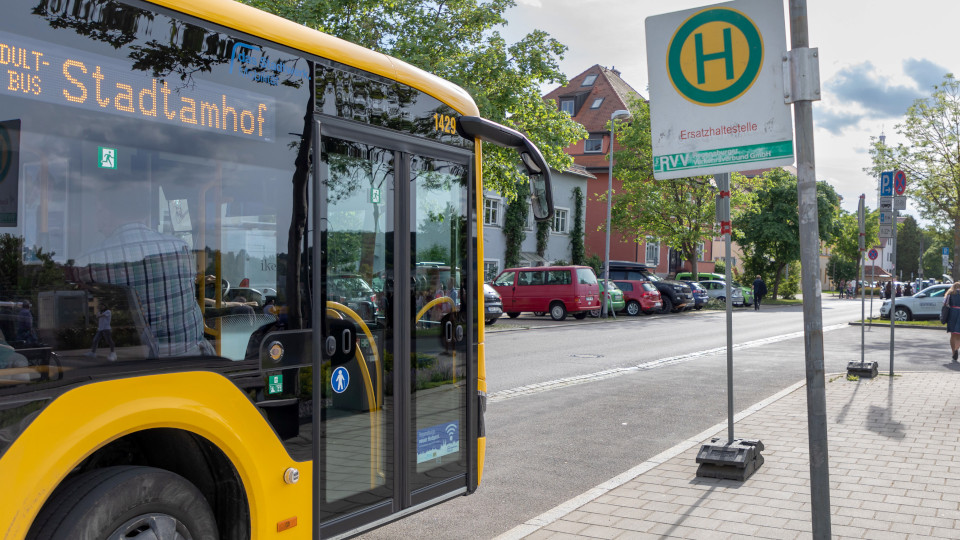 Dultbus hält an einer Haltestelle