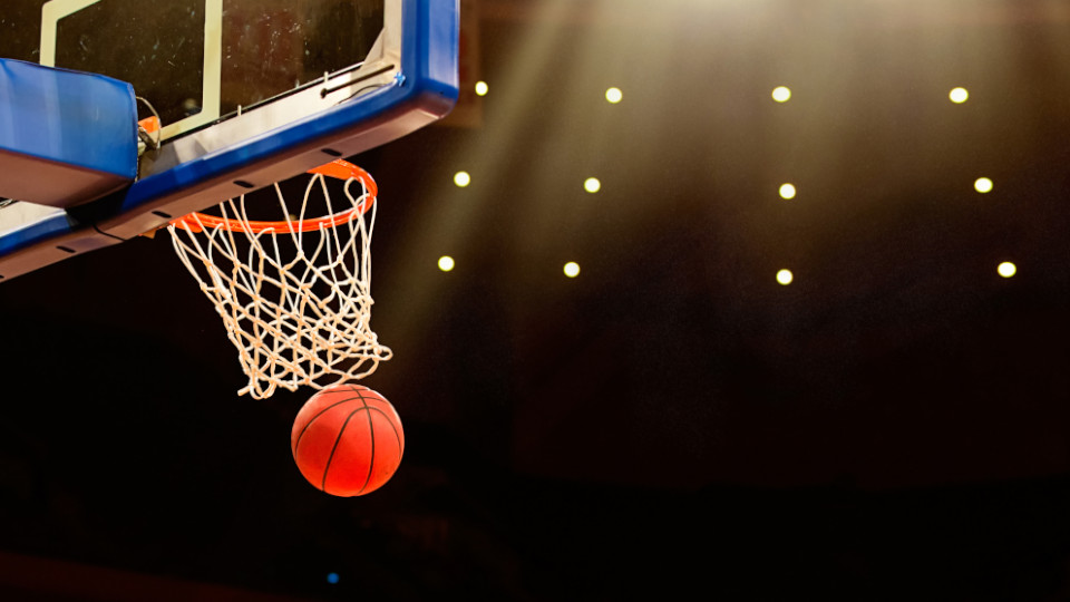 Symbolbild: Basketball landet im Korb