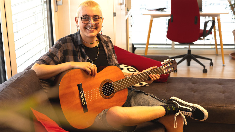 Mit Musik lässt sich Beziehung gestalten", sagt Kili Roßmann, Student der Sozialen Arbeit und Semesterpraktikant bei der Offenen Behindertenarbeit der Caritas Regensburg.