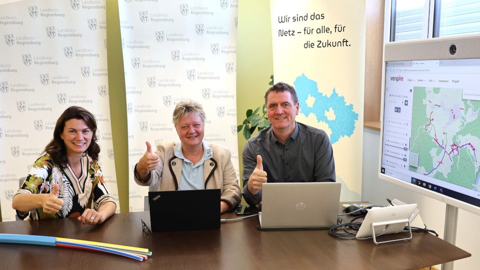 Landrätin Tanja Schweiger mit Projektleiterin Sabine Spangler (Cluster Süd) von der koordinierenden Laaber-Naab-Infrastruktur GmbH (LNI) und Breitbandbeauftragten Harald Hillebrand