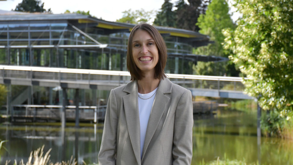 Lisa Grabinger am Campus der OTH Regensburg