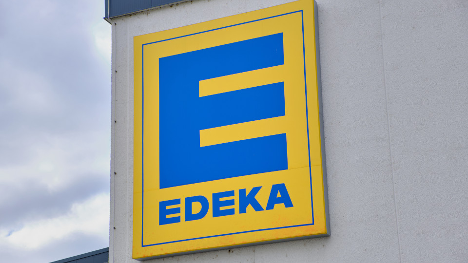 Symbolbild: Schild des Konzerns "EDEKA"