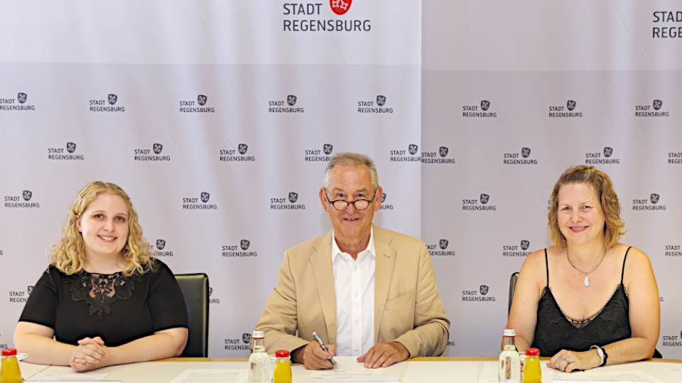 (v. l. n. r.) Sabine Obermeier (Projektkoordination von Zero Waste), Bürgermeister Ludwig Artinger und Anne Wurzbacher (Foodsharing Botschafterin für Regensburg)
