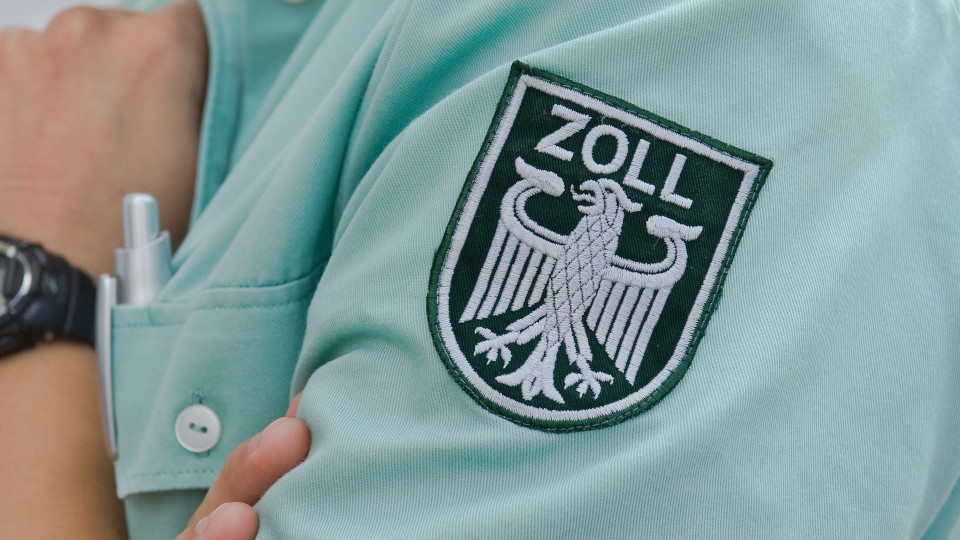 Symbolbild: Mann trägt T-Shirt mit einem Zoll-Logo