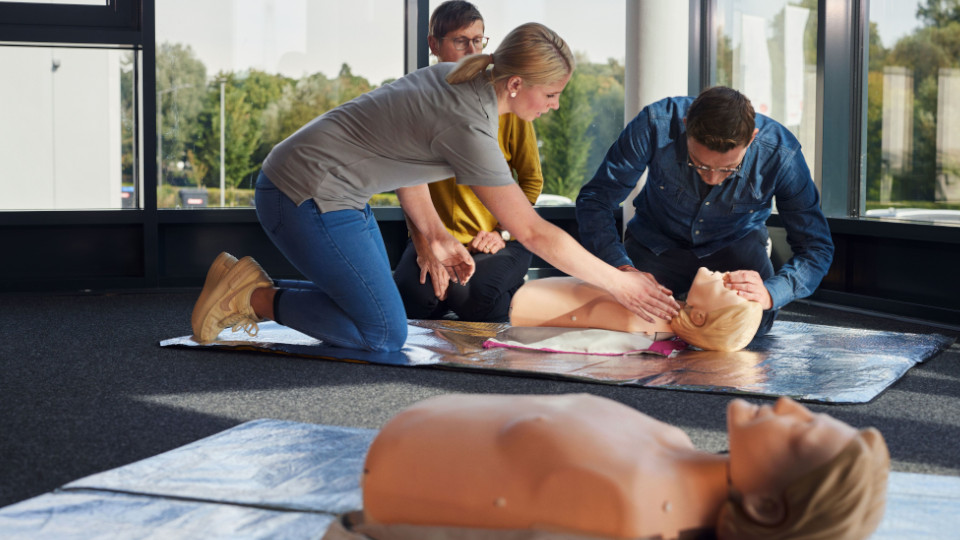 Erste Hilfe Kurs Raum mit Teilnehmern