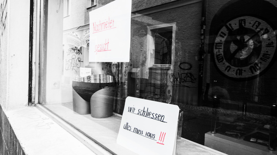 Schaufenster: Plakat zeigt an, dass das Geschäft bald schließen muss