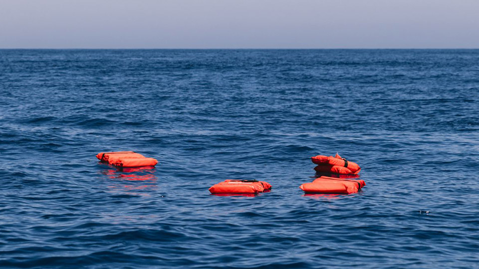Seenotrettung vor dem Aus? Rettungswesten schwimmen herrenlos auf dem Meer