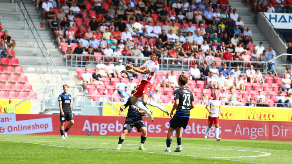 Fußballspieler auf dem Rasen