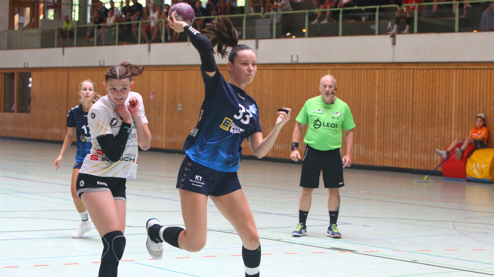 Neuzugang Sina Reibl wirft den Ball