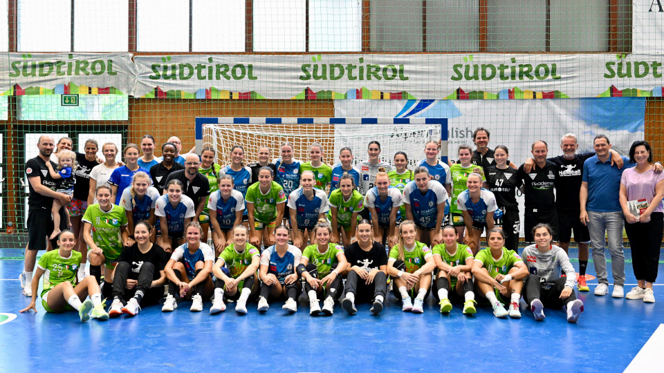 Zusammen mit dem SSV Brixen, Bürgermeister Andreas Jungmann (2.v.r.) und Gemeinderätin Bettina Kerer (rechts) stellten sich die Bunkerladies in Brixen nach dem siegreichen Spiel zum Gruppenbild