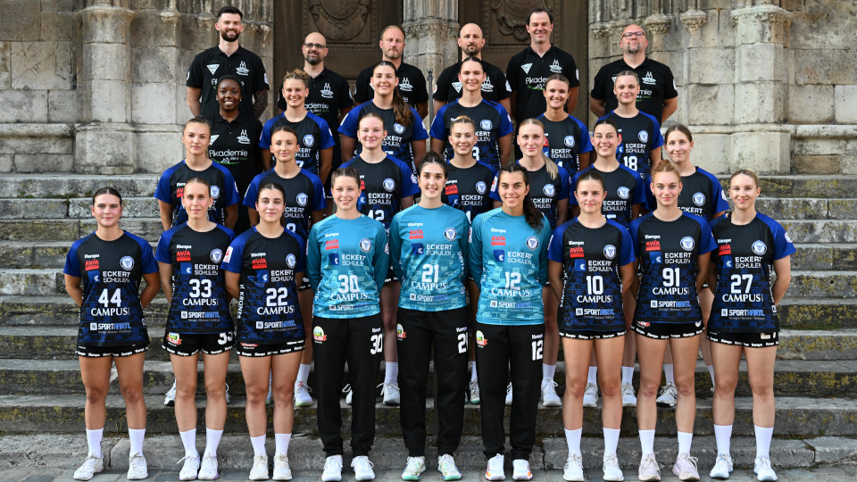 Neu formierter Kader, neue Trikots, neues Teambild vor historischer Kulisse: die Bunkerladies vor dem Südportal des Regensburger Doms St. Peter.