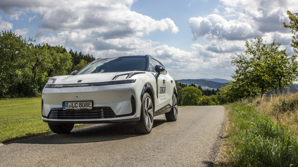 Der Lynk 08 steht auf einer Straße