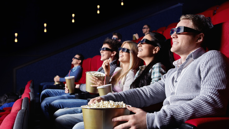 Symbolbild: Menschen sitzen im Kino