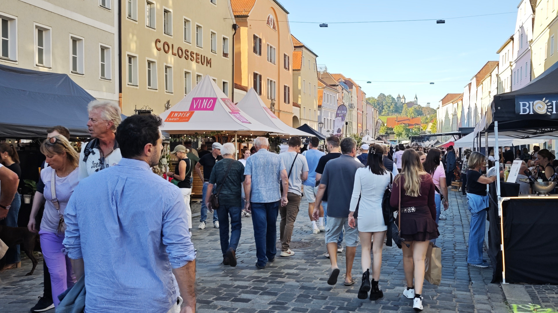 Zahlreiche Besucherinnen und Besucher genossen das Weinfest in Stadtamhof in Regensburg.