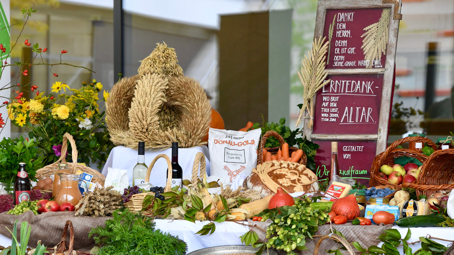 Speisen und Getränke sind schön sorgfältig auf einem Tisch hergerichtet und herbstlich dekoriert.