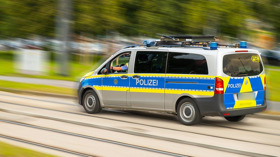 Streifenwagen der Polizei auf der Fahrt
