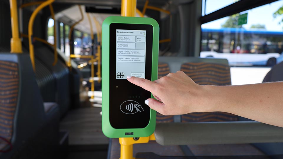 Bargeldloser, digitaler Kauf eines Bustickets direkt im Bus
