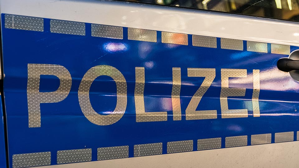 Nahaufnahme "Polizei" auf Streifenwagen