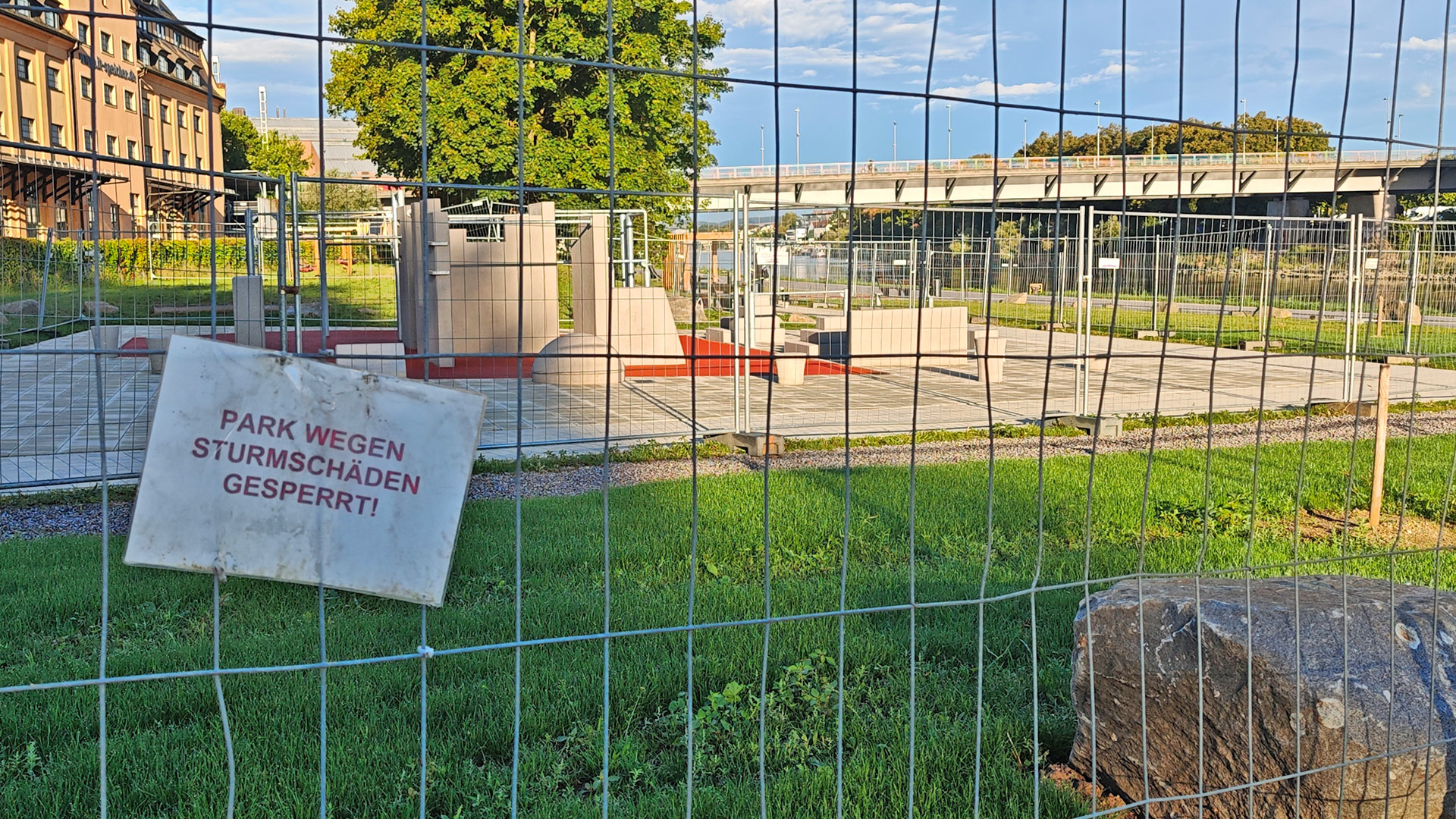Schild an der Grünanlage und dem Jugendspielplatz am Marina Quartier, das für Verwirrung sorgte