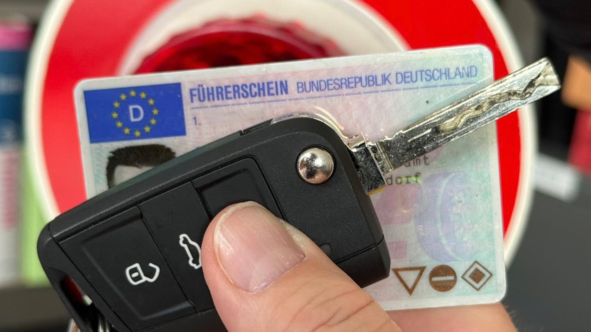 Nahaufnahme von Führerschein und Schlüssel 