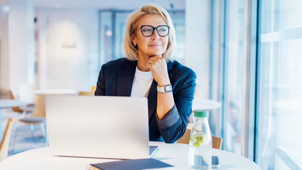 Symbolbild: Ältere Dame sitzt vor dem Laptop