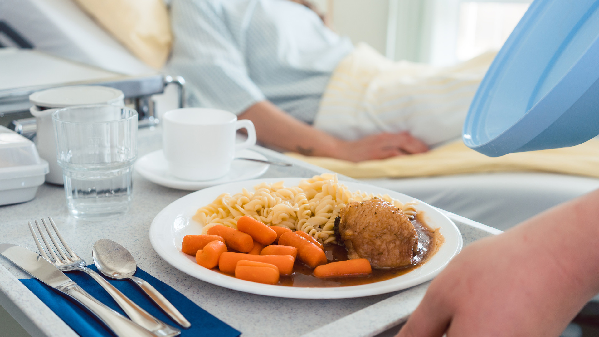 Ein typisches Krankenhaus-Essen: Nudeln mit Fleisch und Karotten-