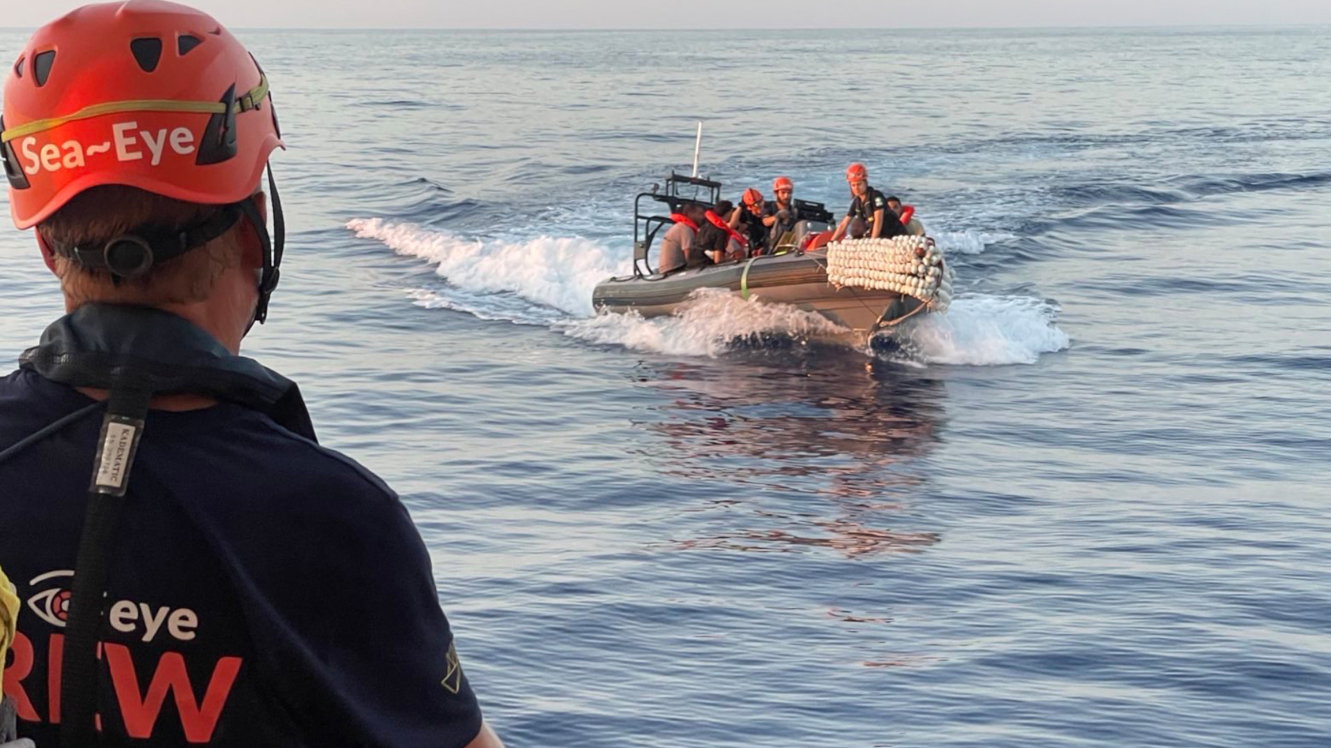 SEA EYE Crew sieht auf ein Rettungsboot