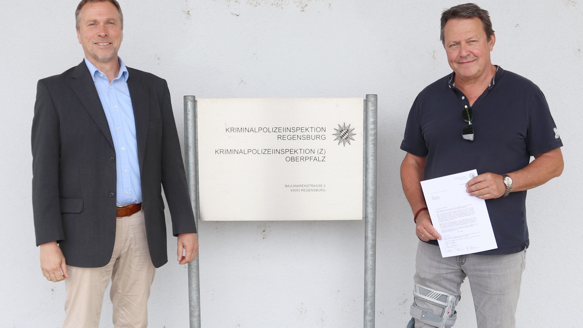 Übergabe der Auszeichnung (v.l.n.r.: LKD Robert Fuchs, Harald Schultheiß)