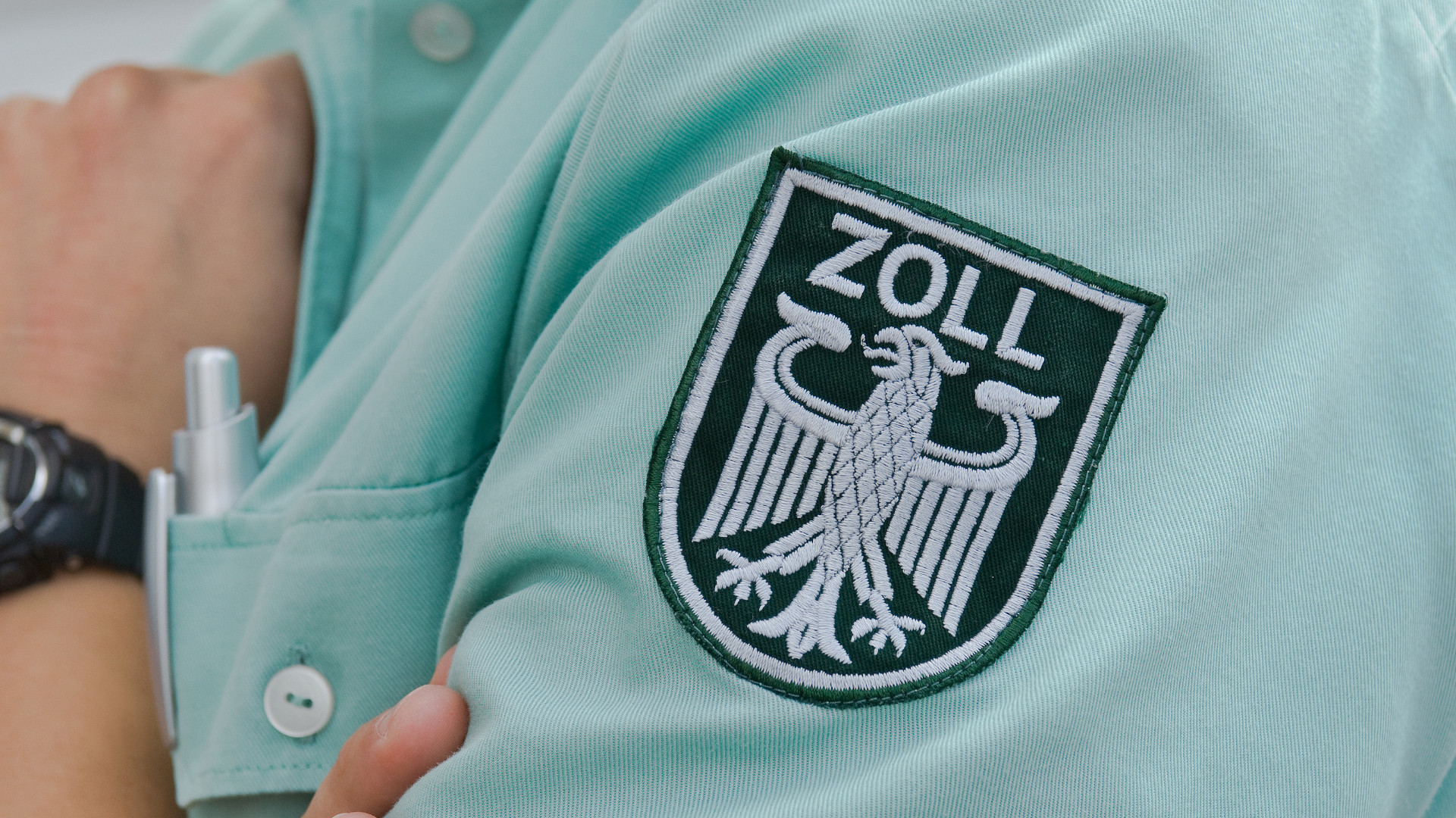 Symbolbild: Mann trägt T-Shirt mit einem Zoll-Logo