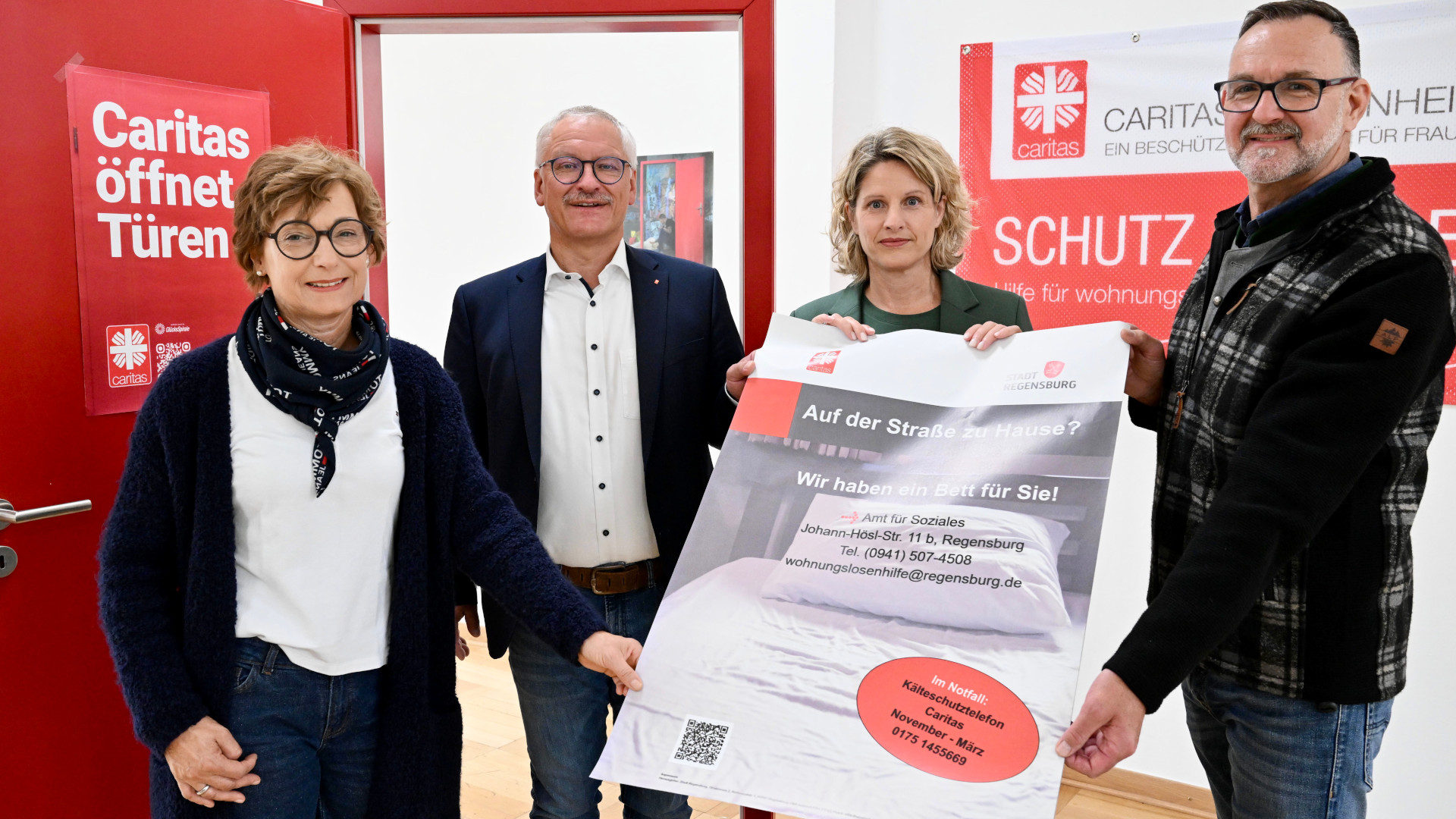 #Plakat-Präsentation „Auf der Straße zuhause? – Wir haben ein Bett für Sie!" lautet der Titel des Plakates, auf dem Stadt und Caritas gemeinsam die Kontaktmöglichkeiten für Betroffene und Helfende beim Thema Wohnungs- und Obdachlosigkeit werben. Auf dem Bild von links nach rechts: Brigitte Weißmann, Caritasdirektor Michael Weißmann, Bürgermeisterin Dr. Astrid Freudenstein und Wolfgang Meier von der Mittelbayerischen Plakatwerbung