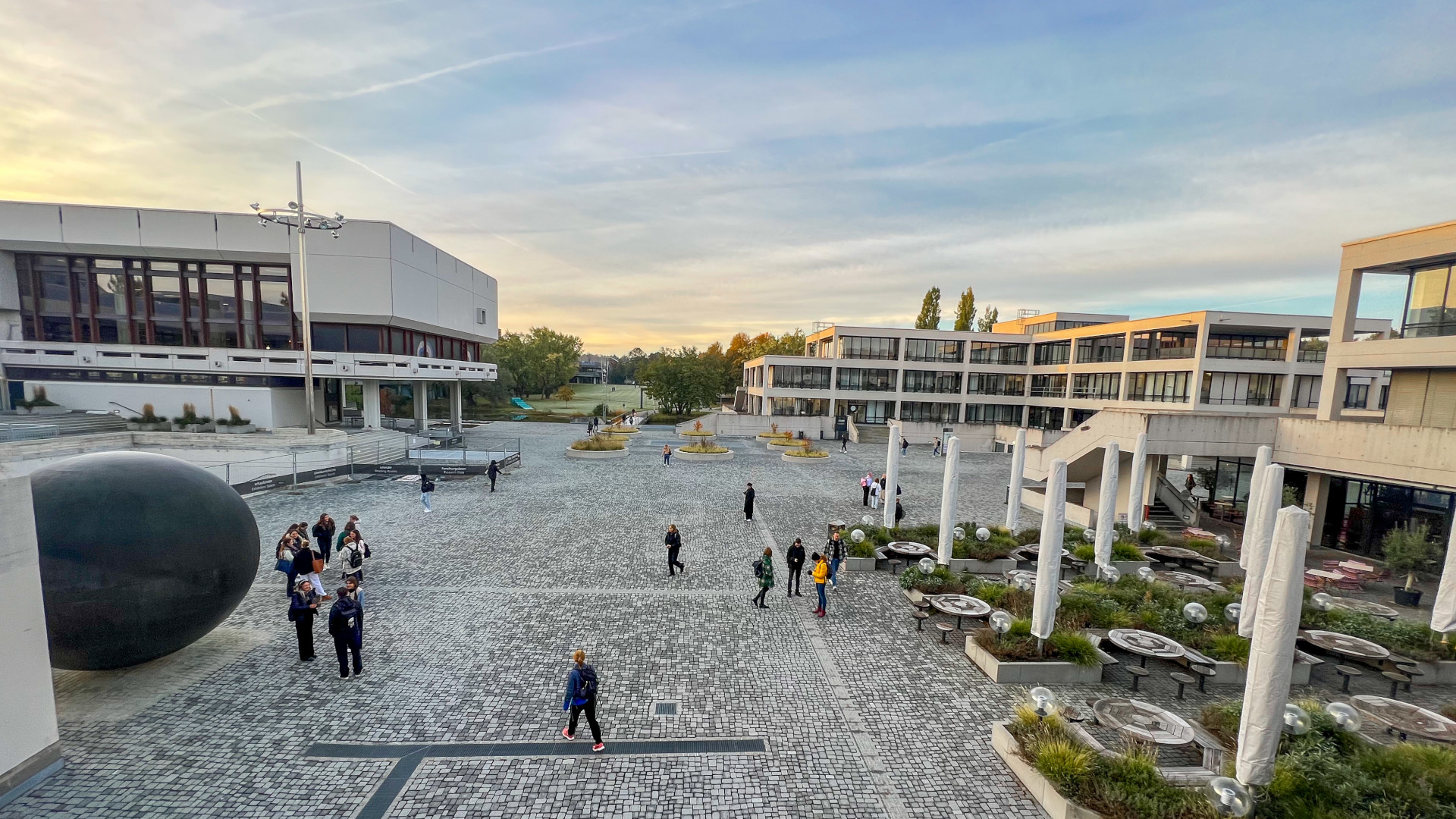 Gute Aussichten für begabte Schülerinnen und Schüler: Im Frühstudium an der Universität Regensburg können bereits währendder Schulzeit Leistungspunkte für ein späteresStudium erworben werden.