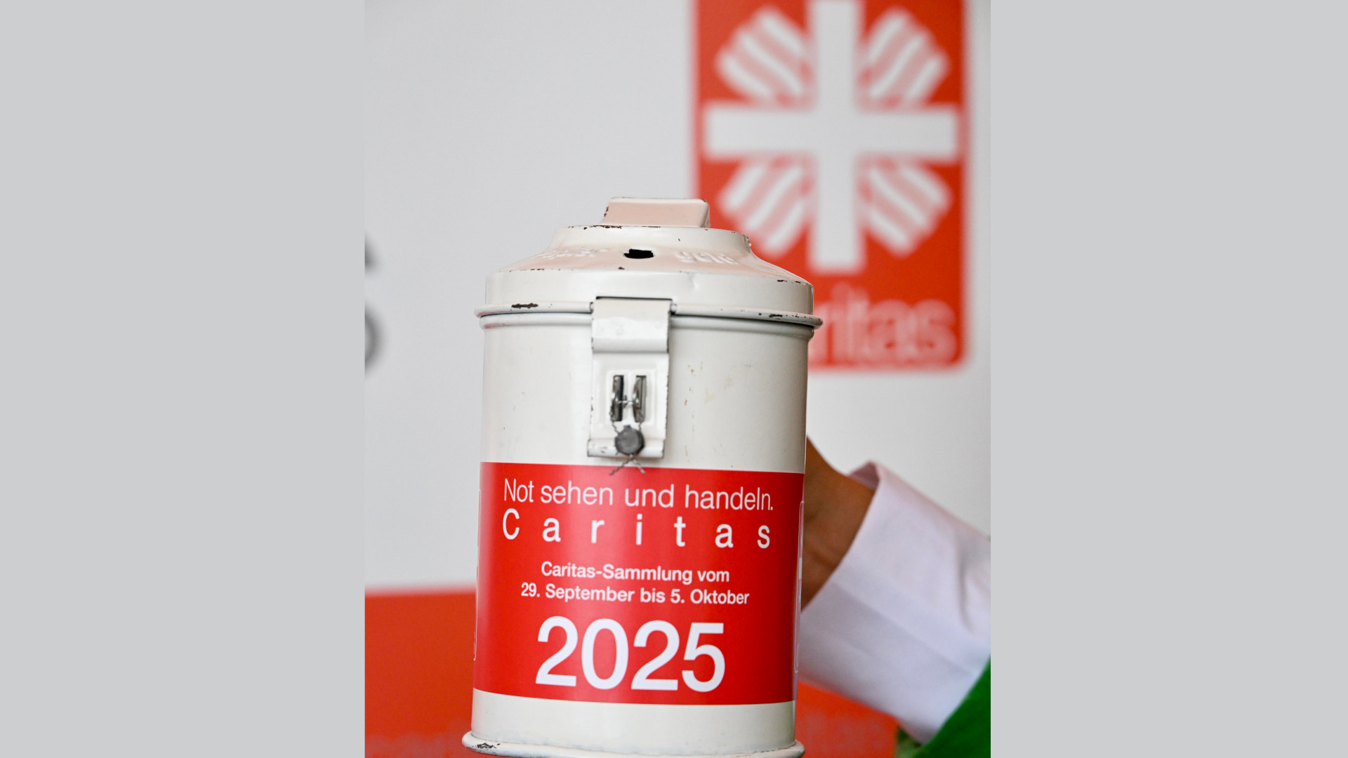 Die Büchsen sind verschlossen, plombiert und haben die offizielle Caritas-Banderole.