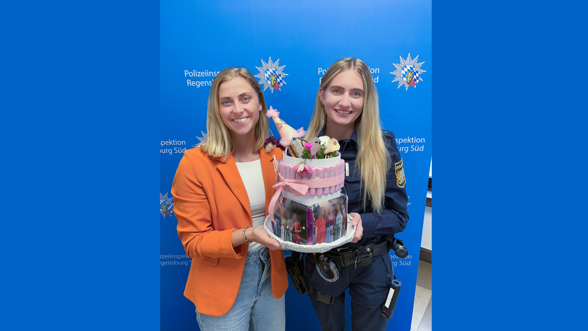 Geburtstagskind bei der Übergabe