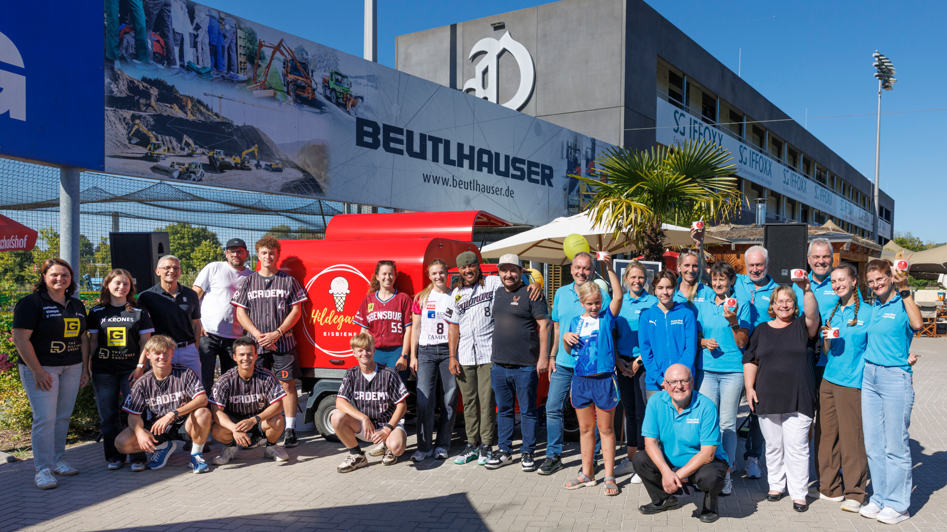 Gruppenfoto der Teilnehmerinnen und Teilnehmer