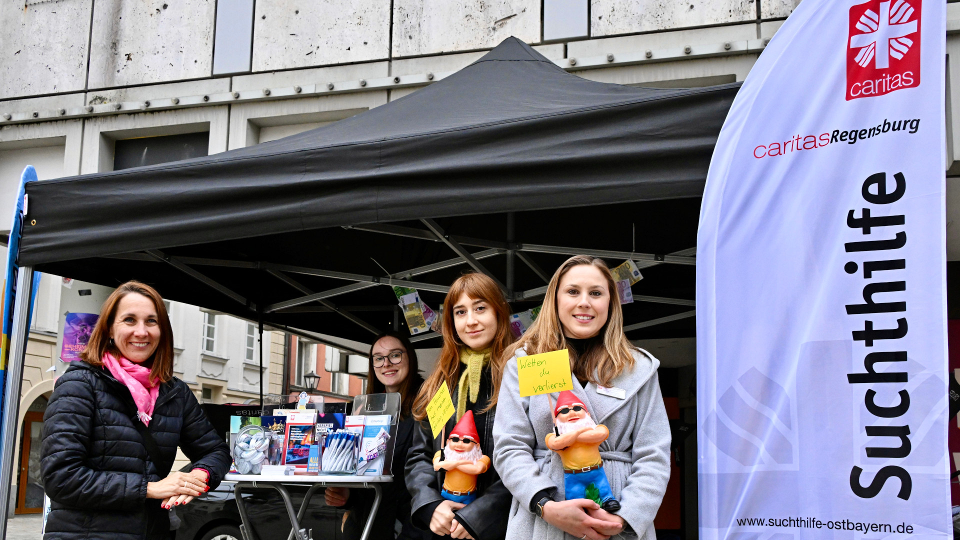 Am Aktionsstand vor der „Alten Wache" (v.l.n.r.): Marion Santl, Leiterin der Caritas Fachambulanz für Suchtprobleme, Praktikantin Lilli Braun sowie die Suchtberaterinnen Barbara Steidl und Karolina Ruscheinski